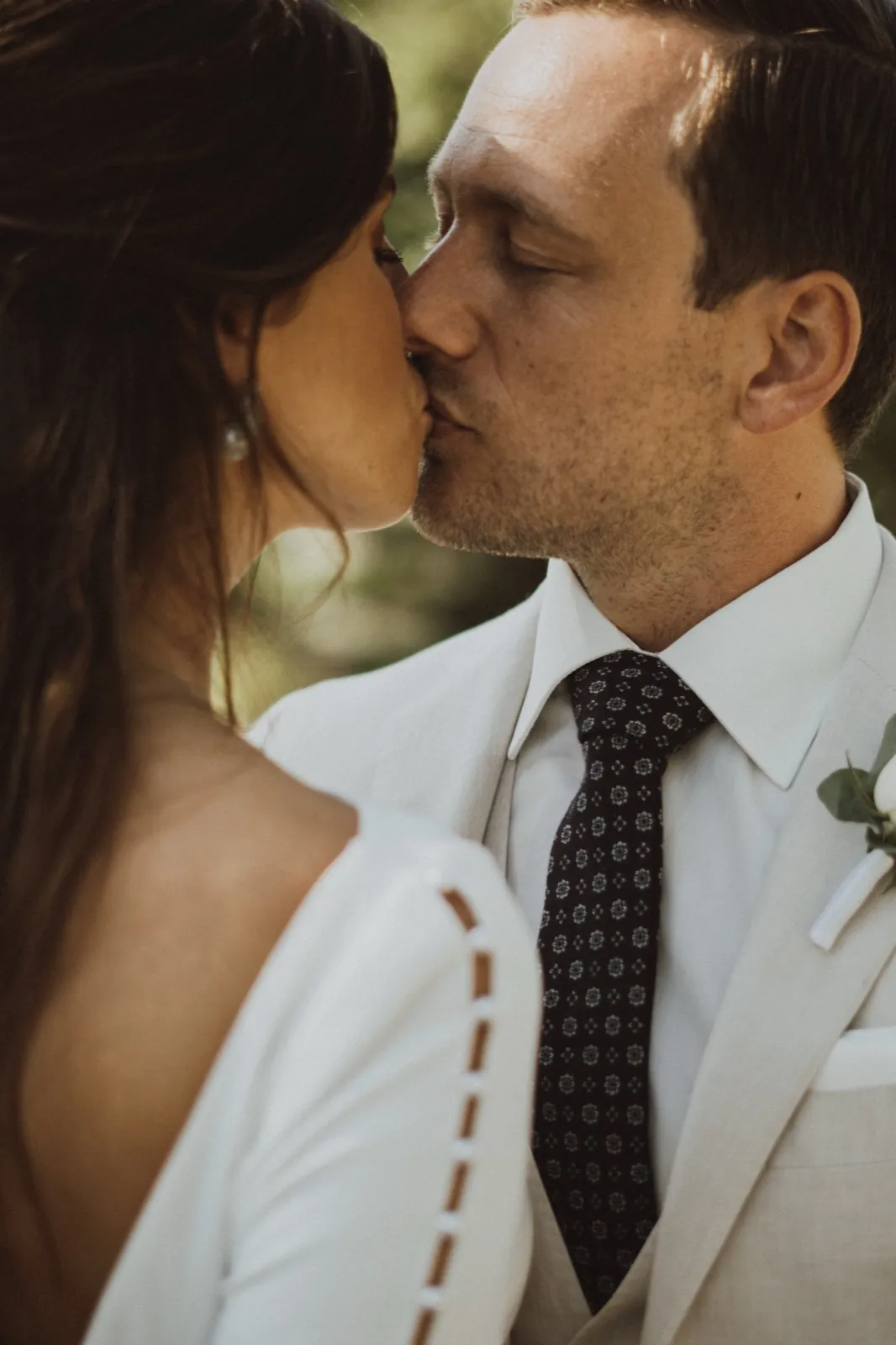 Clarissa & Kai – Ein Brautpaar küsst sich innig bei einer Hochzeit im Freien