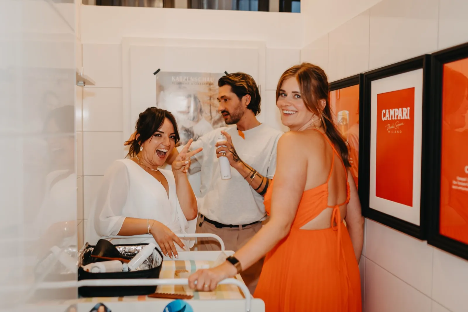 Amelie & Andi – Getting Ready: die lachende Braut wird vom Stylist frisiert