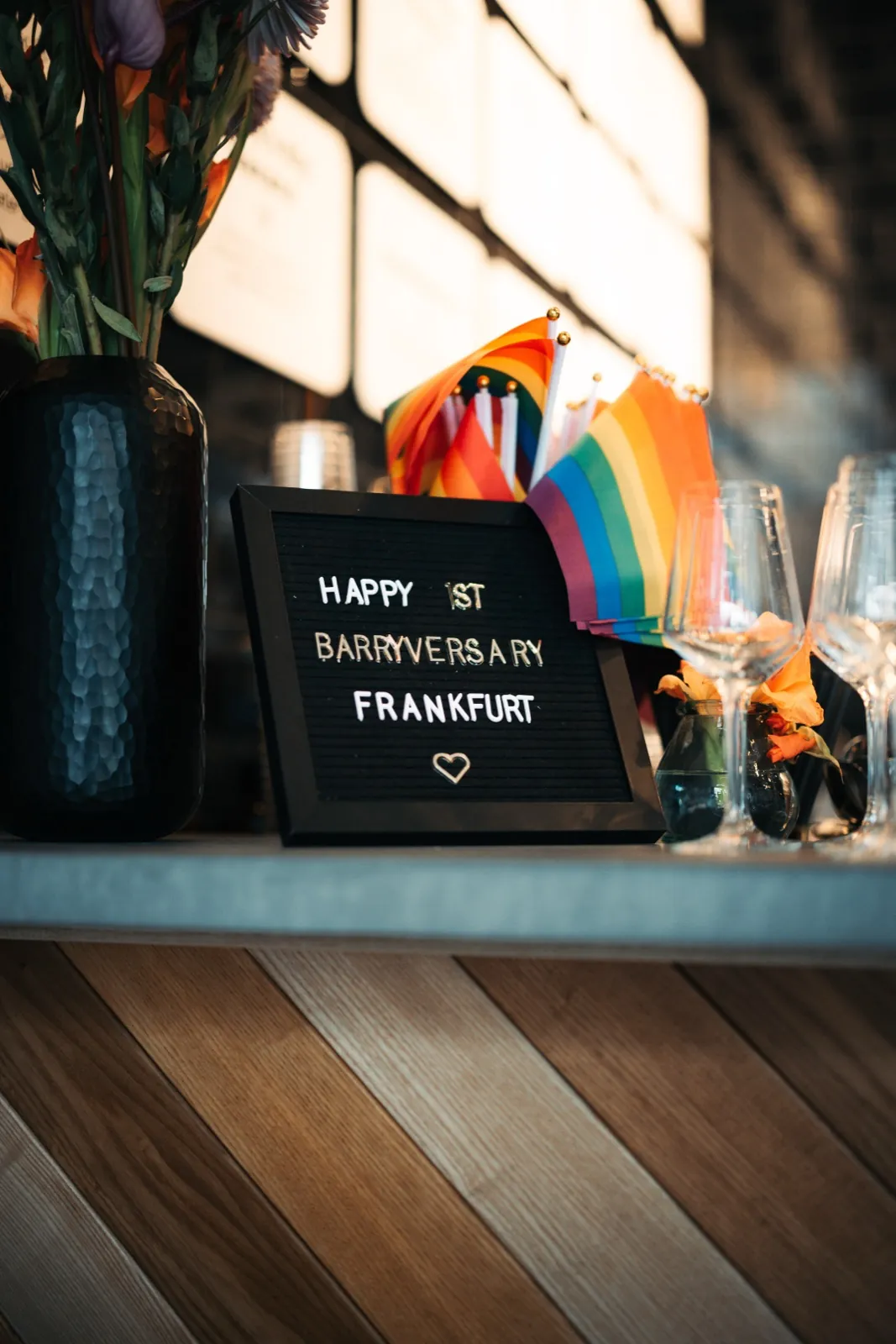 Barry's Frankfurt – Eine Buchstabentafel mit der Aufschrift 'Happy 1st Barryversary Frankfurt' neben Regenbogenflaggen