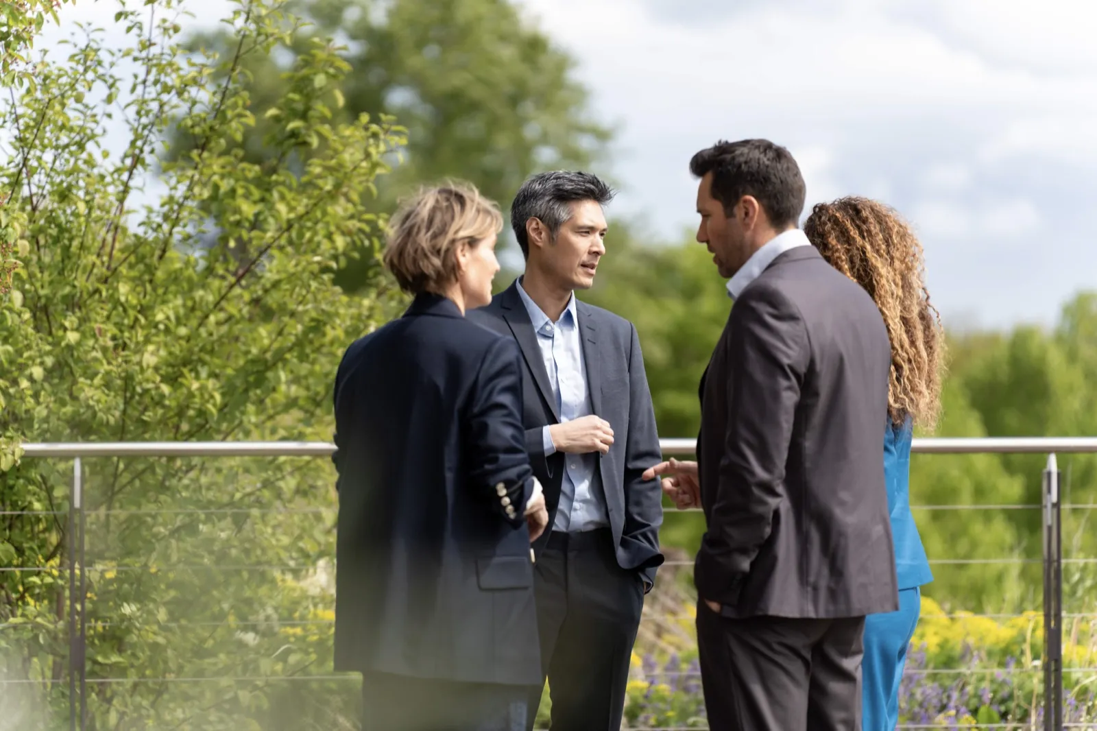 Business Team im Gespräch auf der Terrasse - Behind the Scenes