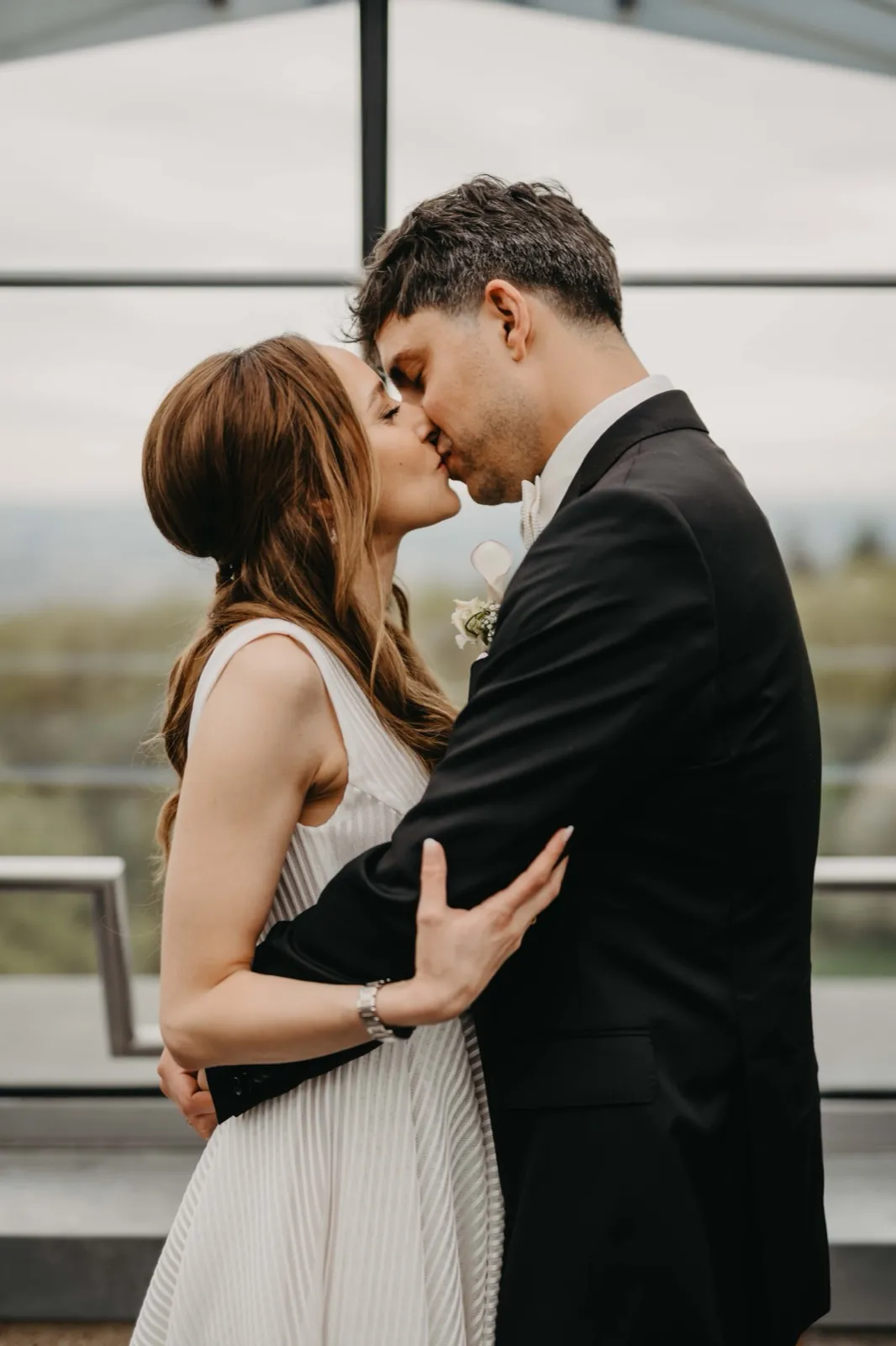 Imy & Felix – Ein Brautpaar küsst sich innig während eines Fotoshootings im Freien