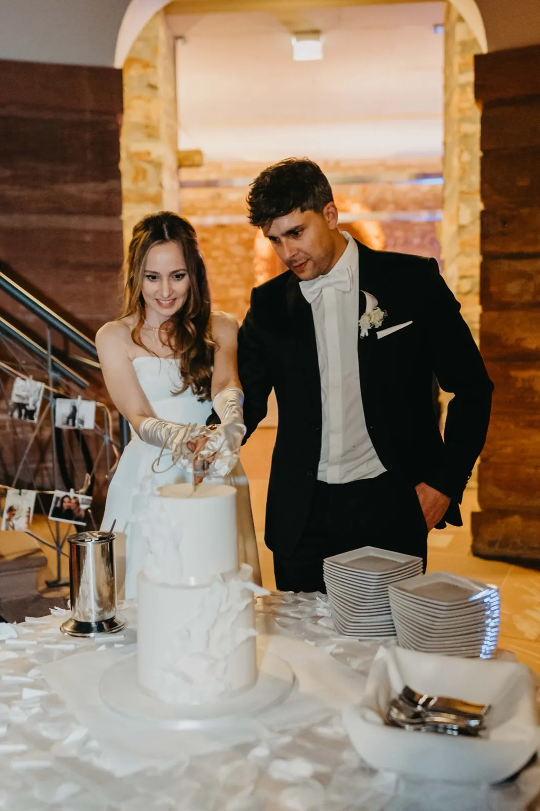 Imy & Felix – Ein Brautpaar schneidet gemeinsam die weiße Hochzeitstorte an