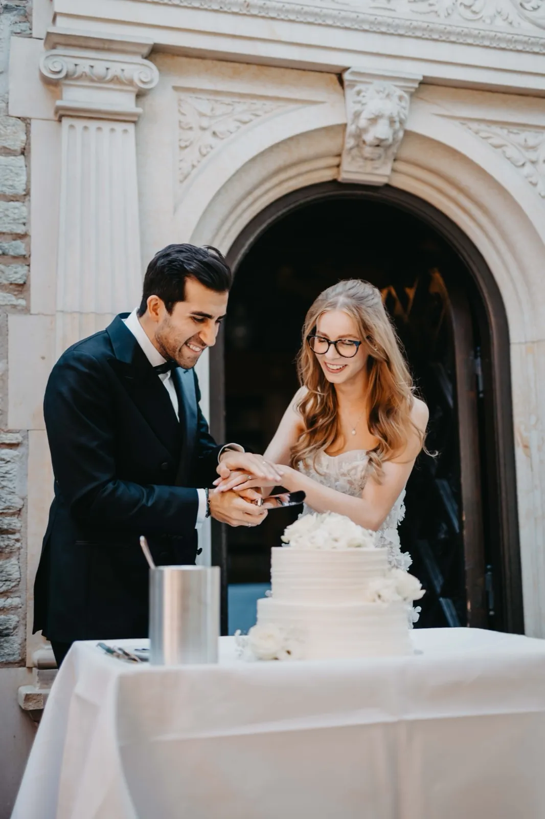 Jana & Murat – Ein Brautpaar schneidet gemeinsam lächelnd die Hochzeitstorte an