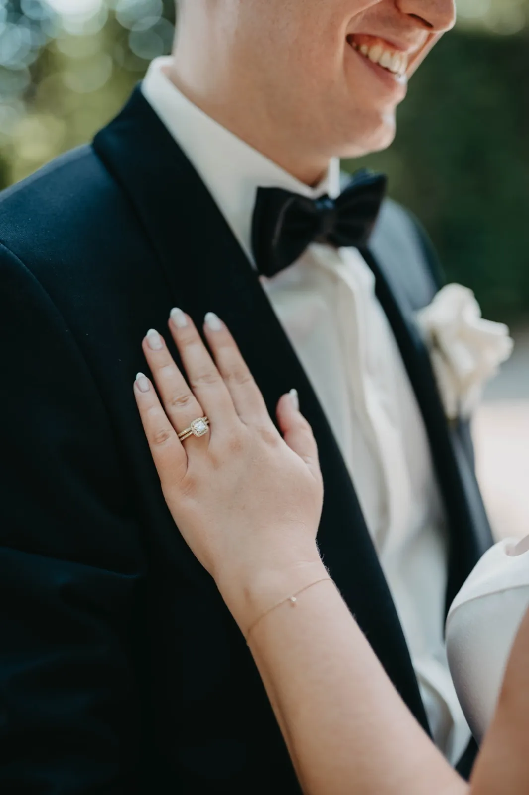 Janina & Alexander – Eine Nahaufnahme der Hand einer Braut mit Ehering auf der Brust des Bräutigams