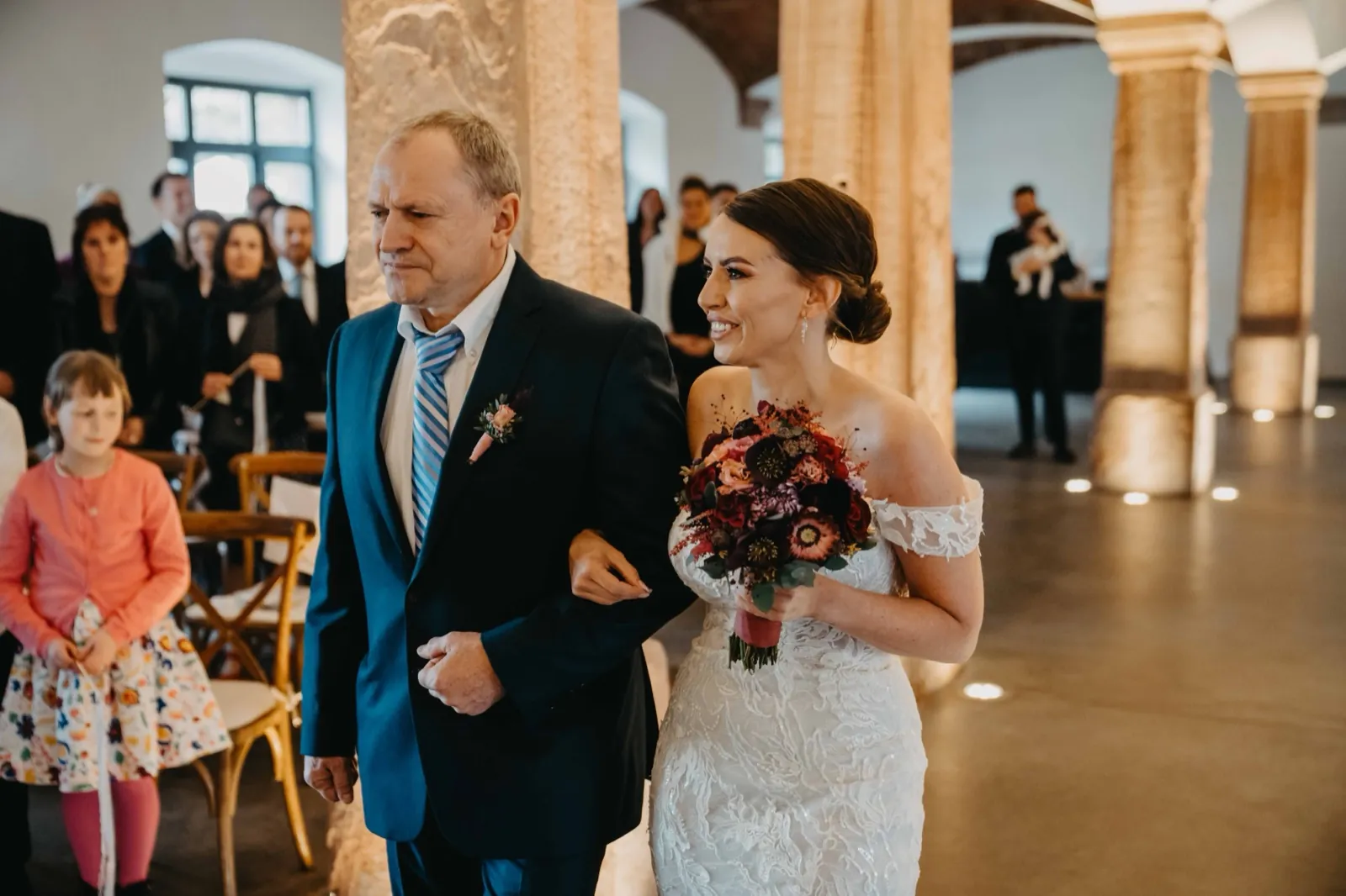 Julia & Florian – Eine Braut wird von ihrem Vater während der Hochzeitszeremonie zum Altar geführt