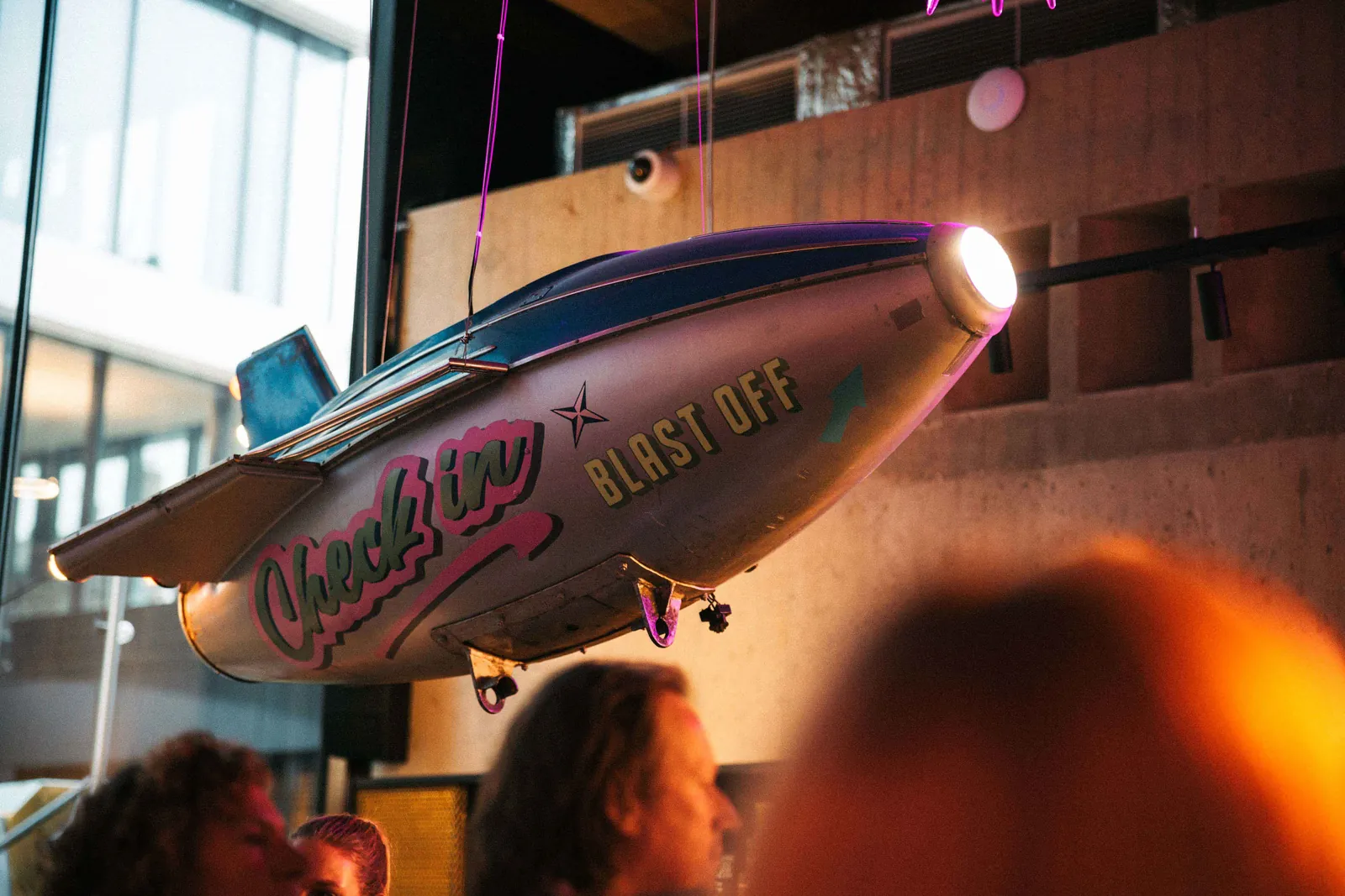 Ruby Hotel Luna – Ein dekoratives Schild in Form einer Rakete mit der Aufschrift 'Check in' hängt von der Decke