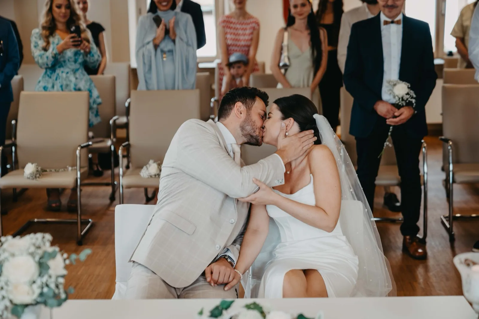 Verena & Rafael – Braut und Bräutigam küssen sich während der Trauung im Beisein ihrer Gäste